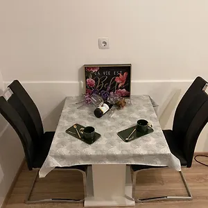 Leona Apartment Split
