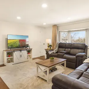  Apartment The Mod Pad! 15 Min From Airport, Free Parking!